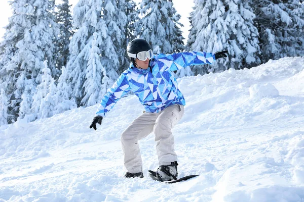 Manliga Snowboardåkare Skidor Pisten Snöiga Resort — Stockfoto