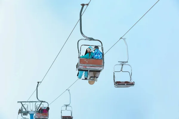 Elevador de esqui no resort de montanha. Férias inverno — Fotografia de Stock