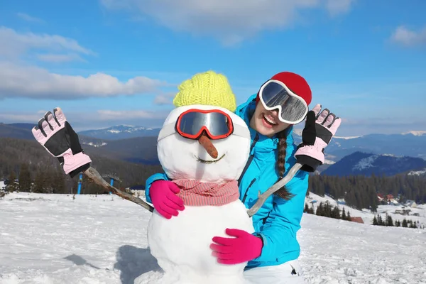 Lycklig Kvinna Med Snögubbe Resort Vintersemester — Stockfoto