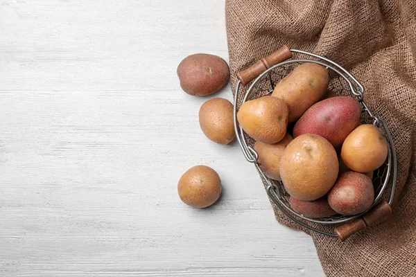 Korb Mit Frischen Rohen Kartoffeln Auf Holztisch — Stockfoto