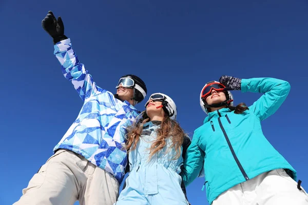 Gruppe Glücklicher Freunde Skigebiet Winterurlaub — Stockfoto