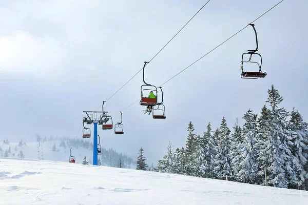雪のリゾートでスキー場のリフト 冬の休暇 — ストック写真