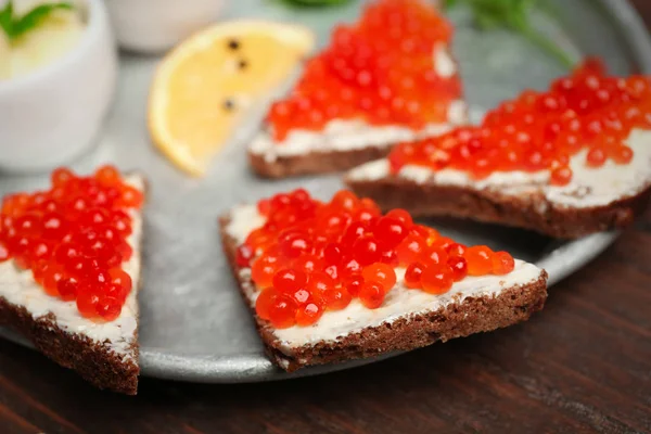 Primer Plano Sabrosos Sándwiches Con Caviar Rojo Plato Metal — Foto de Stock