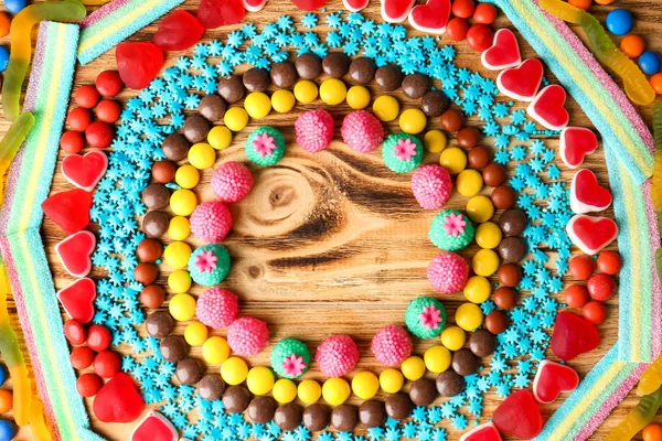 Bovenaanzicht Van Kleurrijke Snoepjes Houten Achtergrond — Stockfoto