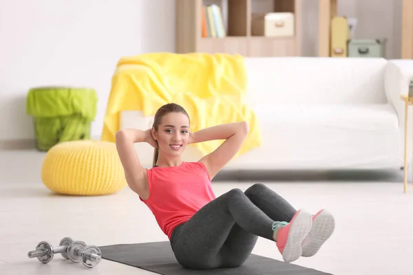 Schöne Junge Frau Macht Fitnesstraining Hause — Stockfoto