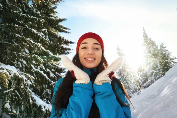 美丽的快乐的女人在温暖的手套在雪天 — 图库照片