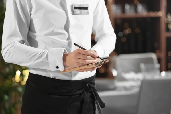 Närbild Servitören Att Order Restaurang — Stockfoto