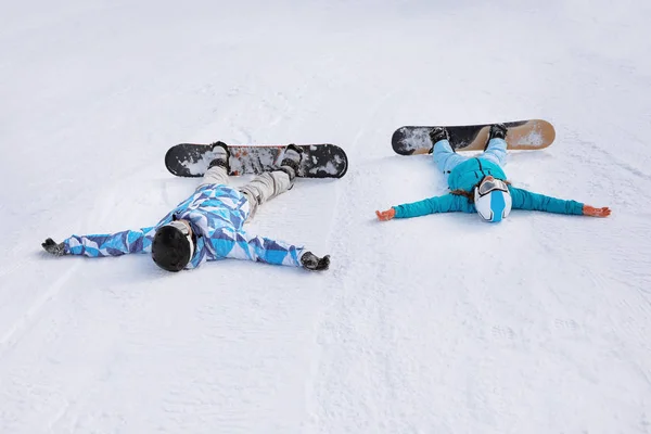 Par Snowboardåkare Skidor Pisten Snöiga Resort — Stockfoto