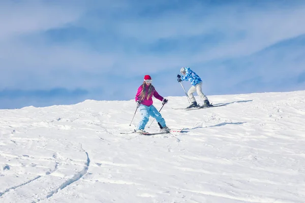 Touristes sur la piste de ski à la station enneigée. Vacances d'hiver — Photo