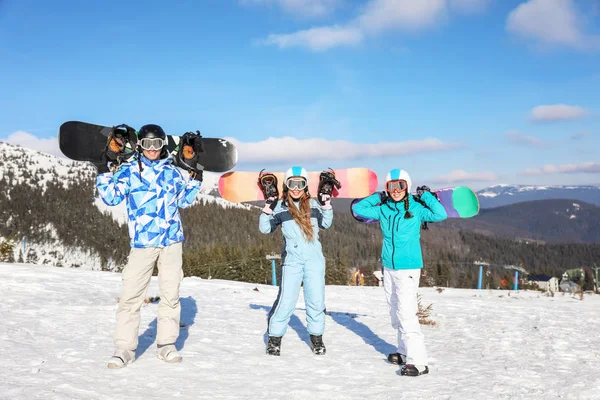 Grupp Snowboardåkare Skidor Pisten Snöiga Resort — Stockfoto