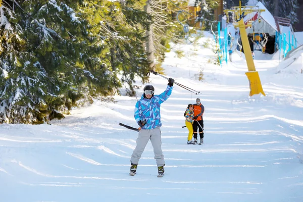 Člověk používající lyžařský vlek v horském resortu. Zimní dovolená — Stock fotografie