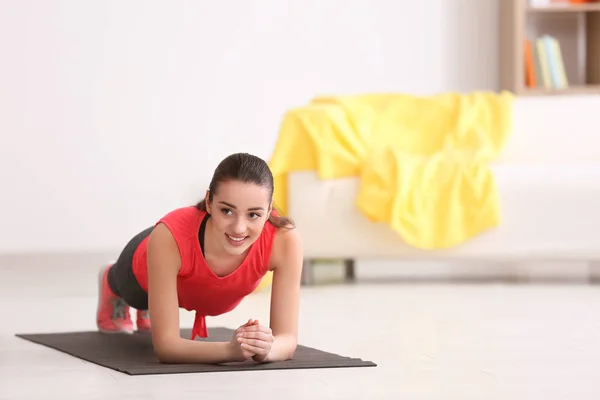 Hermosa Joven Haciendo Ejercicio Fitness Casa —  Fotos de Stock