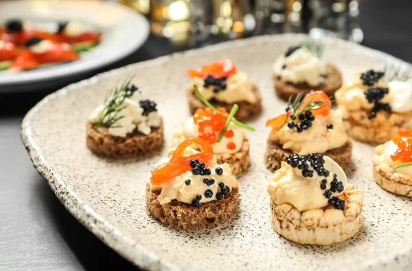 Gros Plan Délicieuses Canapés Caviar Noir Rouge Sur Assiette — Photo