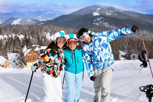 Heureux Amis Sur Piste Ski Station Enneigée Vacances Hiver — Photo