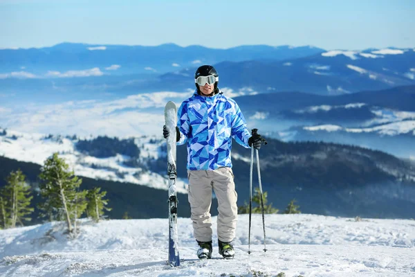 Mannen på skidor pisten på snöiga resort. Vintersemester — Stockfoto