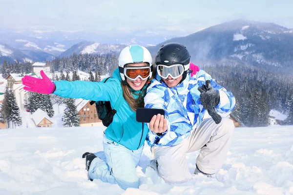 Pareja Feliz Tomando Selfie Pico Nevado Estación Esquí —  Fotos de Stock