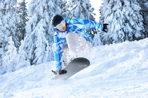 Snowboarder Masculin Sur Piste Ski Station Enneigée — Photo