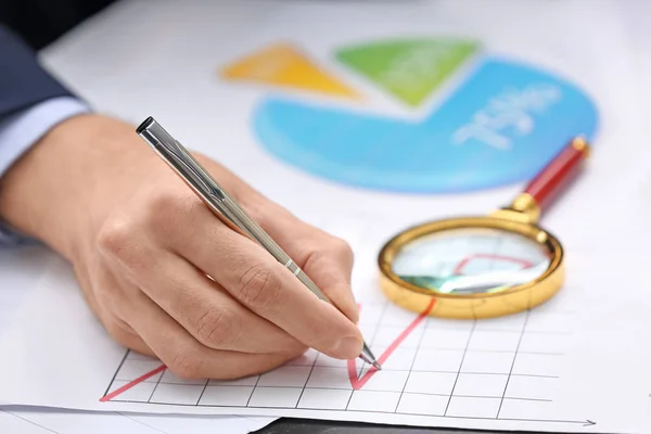 Man Aan Het Werk Met Documenten Aan Tafel — Stockfoto