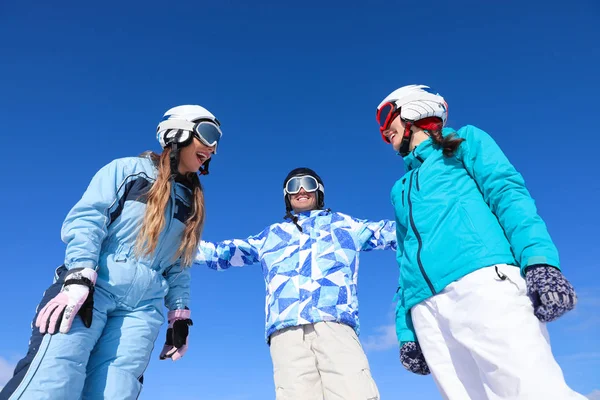 Gruppe Glücklicher Freunde Skigebiet Winterurlaub — Stockfoto