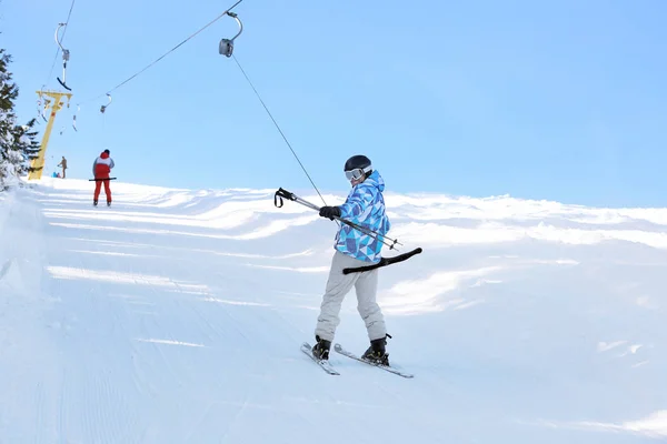 Man Using Ski Lift Snowy Resort — Stock Photo, Image