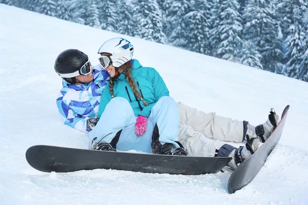 Casal Snowboarders Pista Esqui Resort Nevado — Fotografia de Stock