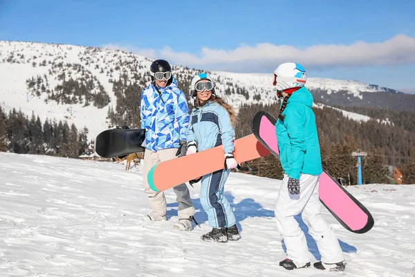 Snowboardgruppe Auf Skipiste Verschneiten Skigebiet — Stockfoto