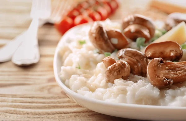 Plaka risotto ve ahşap masa üzerinde mantar ile yakın çekim
