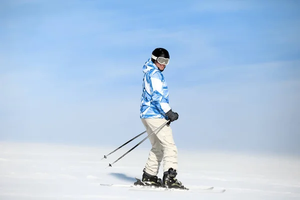 Homem esquiando em pista no resort nevado. Férias inverno — Fotografia de Stock