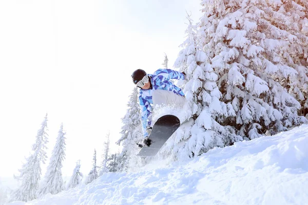 Erkek snowboard Kayak Bakırlı karlı Resort üzerinde