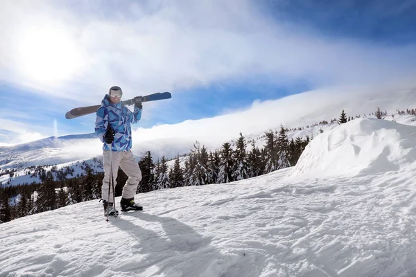 Kayak Bakırlı karlı Resort adam. Kış tatili