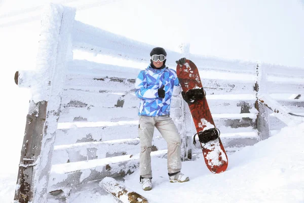 Snowboarder in besneeuwde resort. Wintervakantie — Stockfoto