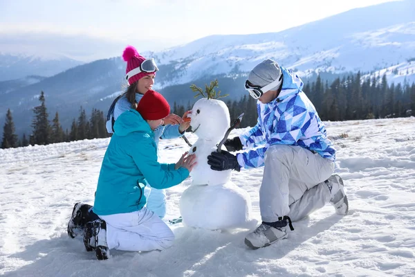 Grupo Amigos Haciendo Muñeco Nieve Estación Esquí —  Fotos de Stock