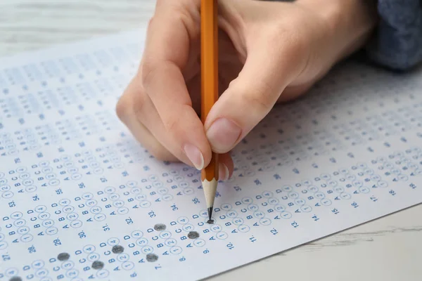 Gros Plan Main Mâle Étudiant Passer Examen — Photo