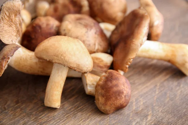 Tahta masada taze çiğ mantarlar.