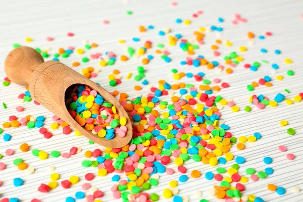 Saupoudrer Coloré Avec Une Cuillère Bois Sur Fond Clair — Photo