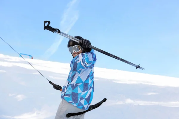 Man Using Ski Lift Snowy Resort — Stock Photo, Image
