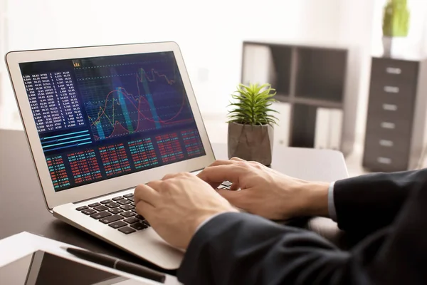 Mann Benutzt Laptop Mit Aktiendiagramm Daten Auf Dem Bildschirm — Stockfoto