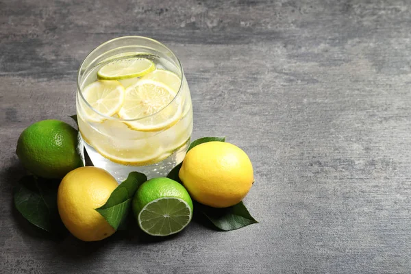 Copo Limonada Saborosa Com Fatias Frutas Cítricas Mesa Cinza — Fotografia de Stock