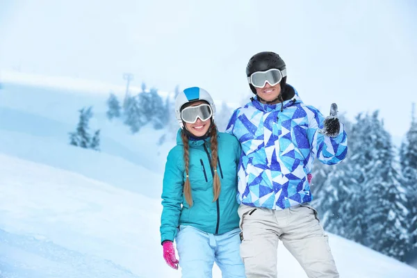 Par på skidor pisten på snöiga resort. Vintersemester — Stockfoto