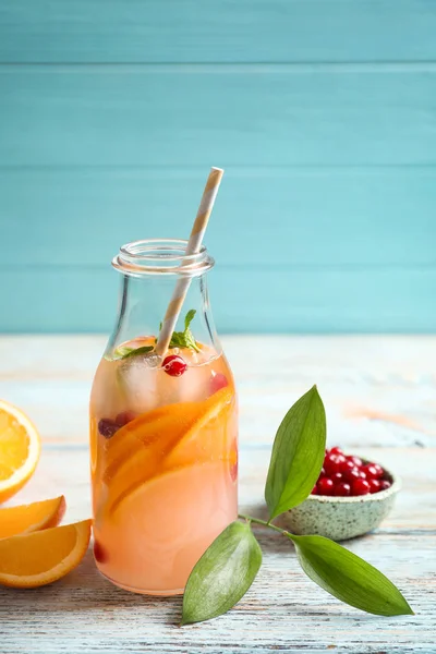 Butelka Smaczne Pomarańczowe Lemoniady Żurawiny Drewnianym Stole — Zdjęcie stockowe