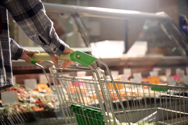 Jonge Vrouw Met Een Winkelwagentje Supermarkt — Stockfoto