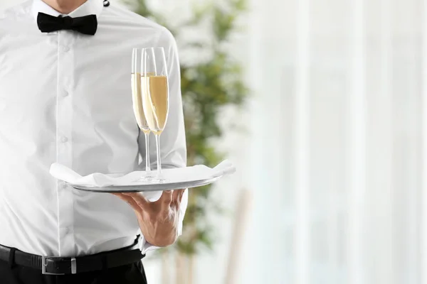 Vassoio Cameriere Con Bicchieri Champagne Nel Ristorante — Foto Stock