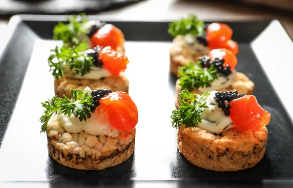 Primer Plano Deliciosos Canapés Con Caviar Negro Plato — Foto de Stock