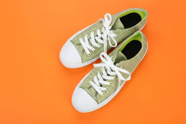 Renk Arka Plan Üzerinde Rahat Kadın Ayakkabı — Stok fotoğraf