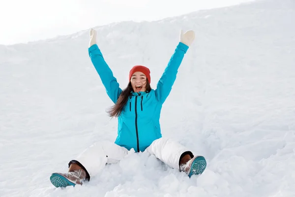 Lycklig Kvinna Att Kul Snöiga Resort Vintersemester — Stockfoto