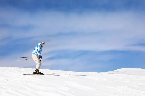 Homme skiant sur piste à la station enneigée. Vacances d'hiver — Photo