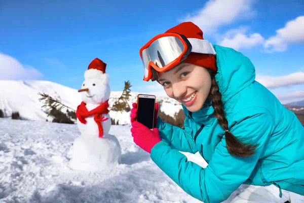 Femme Prenant Une Photo Bonhomme Neige Station Ski — Photo
