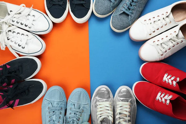 renk arka plan üzerinde kadın şık ayakkabı Üstten Görünüm