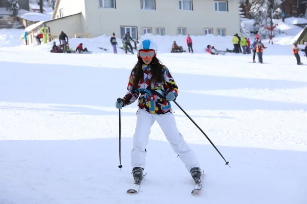 Kvinna Skidor Pisten Snöiga Resort Vintersemester — Stockfoto