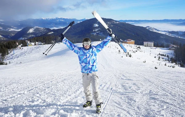 Щасливий чоловік на лижному трасі на сніжному курорті. Зимові канікули — стокове фото